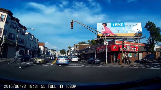 Un piéton inconscient traverse une route sans faire attention au danger !