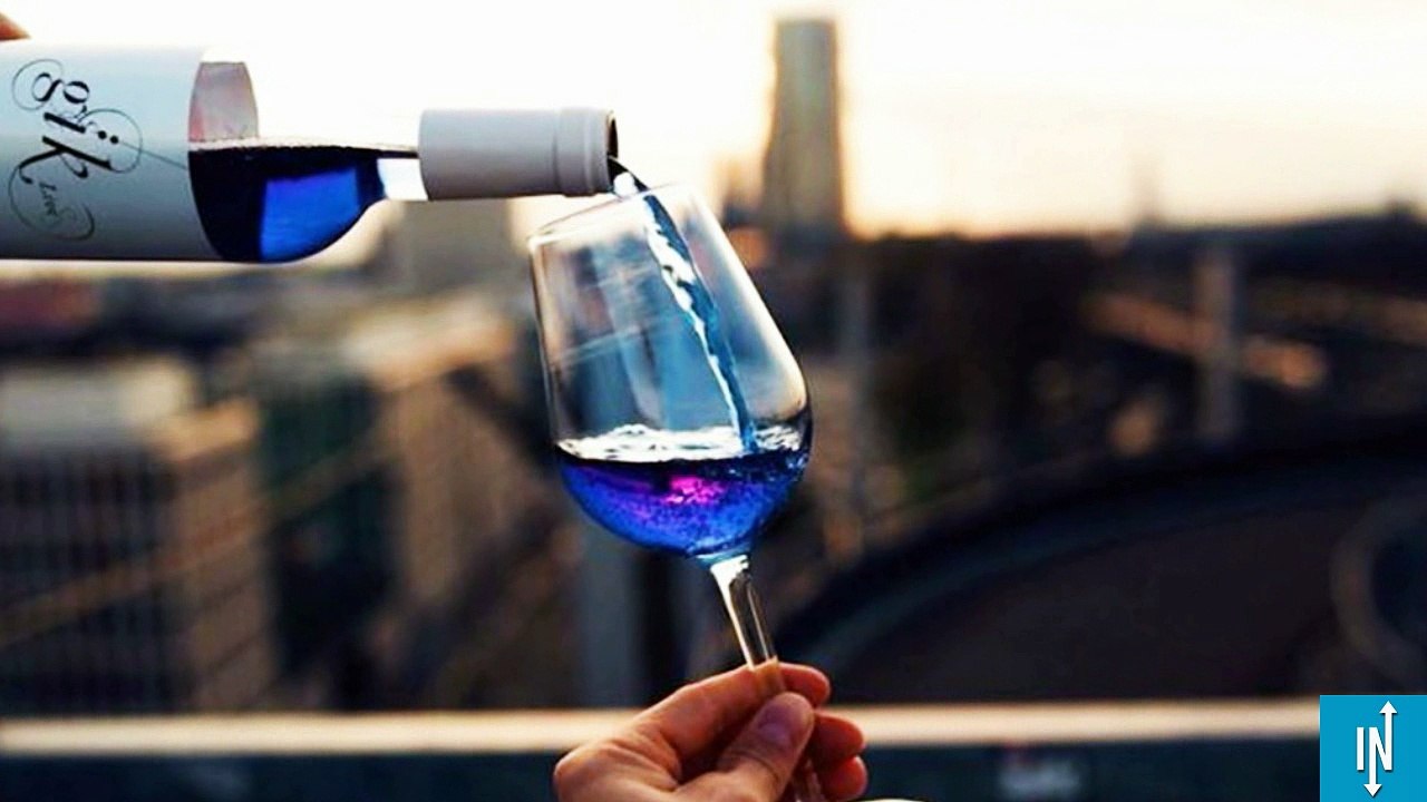 Une start-up espagnole invente le vin bleu, bientôt commercialisé en Europe