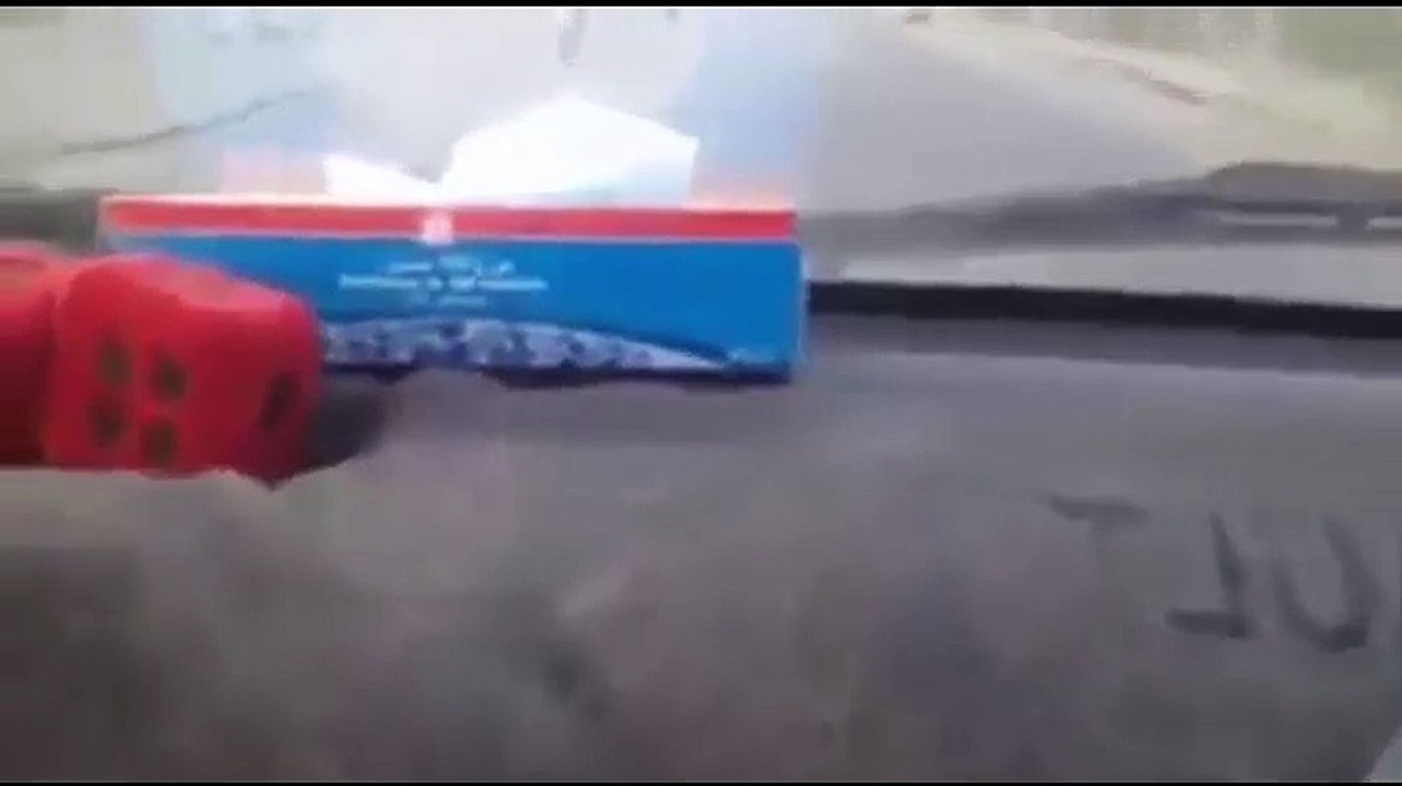 بالفيديو: سائق حافلة يعلم ابنه الصغير سياقة الح...