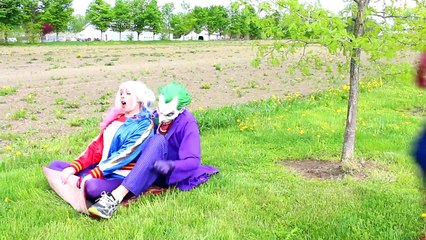 Örümcek adam ve donmuş Elsa'nın sihirli halıya biniyor! Anna, Joker & Harley Quinn, pembe Spidergirl, şaka