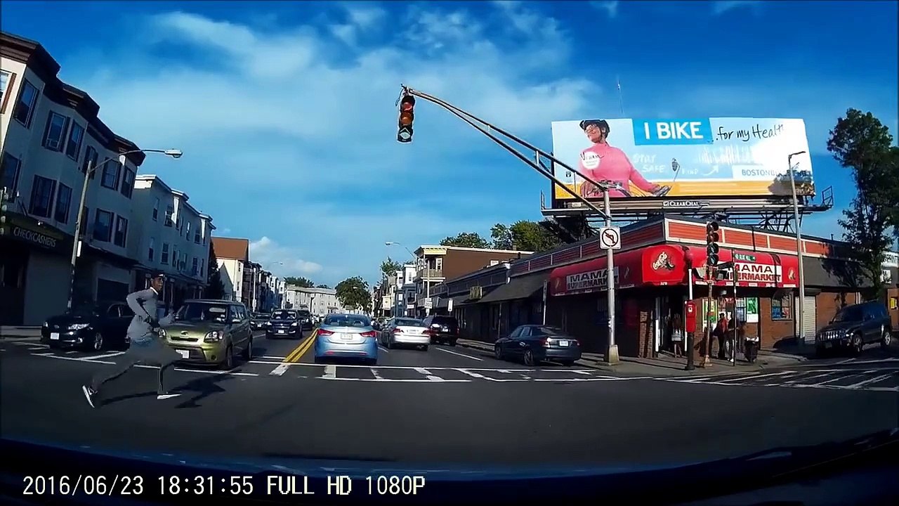 Traverser une route en courant sans regarder, ça ne marche que dans les films !