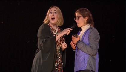 En plein concert, Adele lâche un rot au visage d'une fan