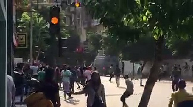 شاهد اشتباكات عنيفة بين طلاب الثانوية العامة وقوات الشرطة