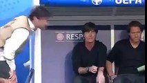 Joachim Löw sent son aisselle pendant Allemagne Slovaquie