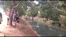 Jovens se arriscam no campo da Beira Rio para pegar bola de futebol