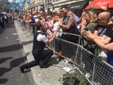 Un policier demande son copain en mariage à la Gay Pride de Londres