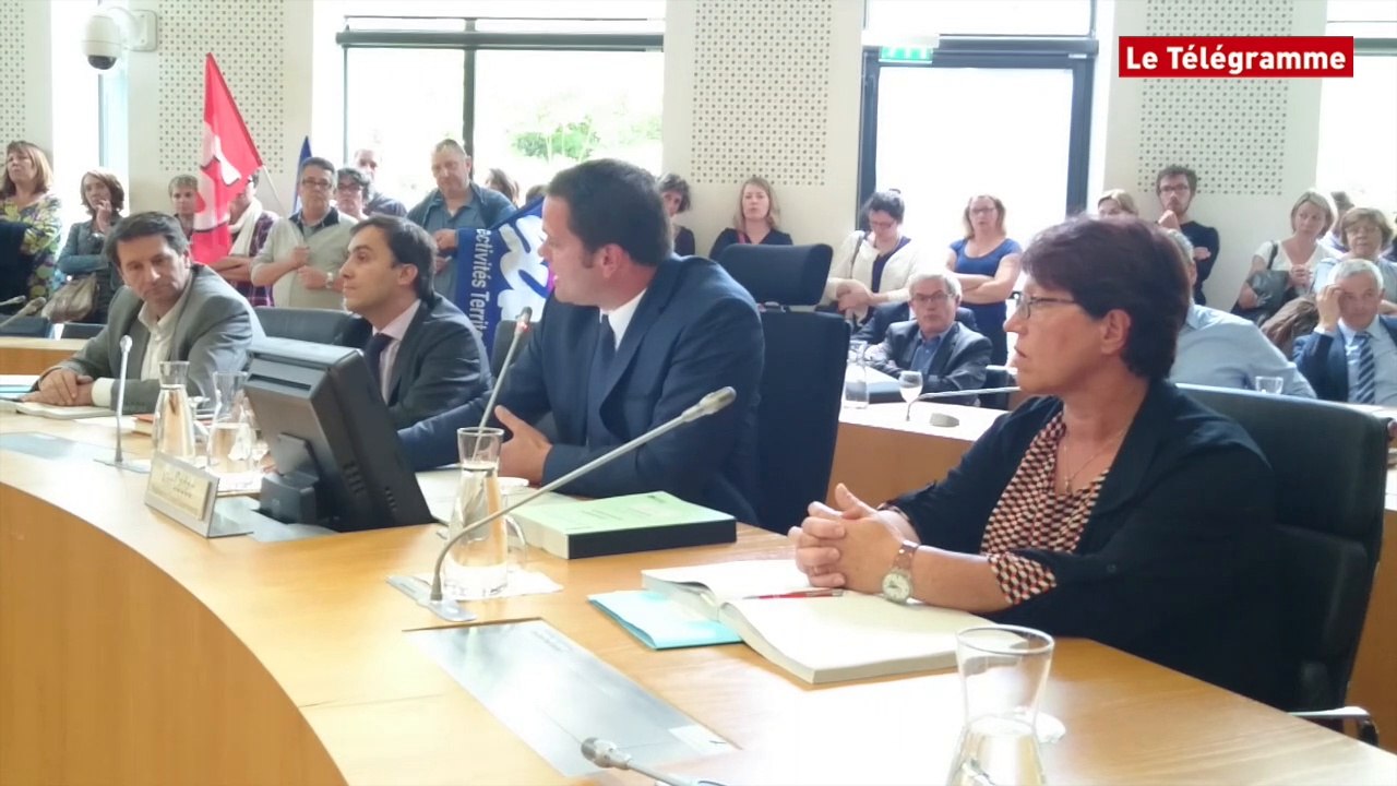 Saint-Brieuc. Des agents envahissent l'hémicycle du conseil départemental