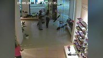 Une caméra de surveillance capte des images terrifiantes d’une tornade qui s’attaque à un magasin de chaussures !