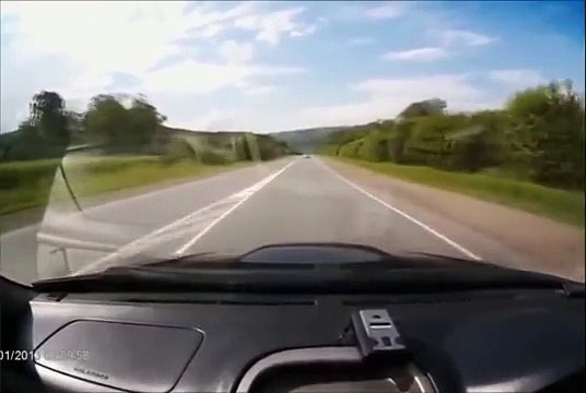 Quand deux idiots se rencontrent sur la route, ça donne un gros crash