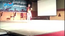 «وصلة رقص» من طفلة تثير استياء وزير الثقافة في معرض فيصل