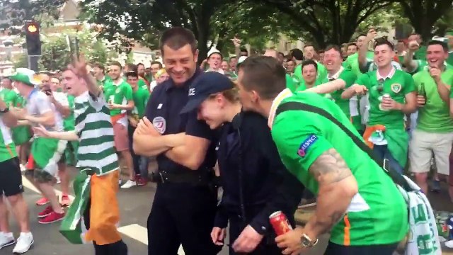 Une policière française obligée d’être évacuée quand des supporters irlandais la draguent à leur manière