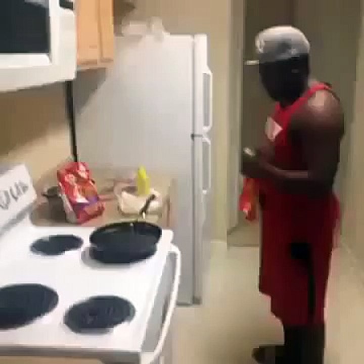 homem asando carne com medo