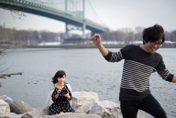 Oyuncak Kız Arkadaşıyla Fotoğraflarını Instagram'da Paylaşıyor