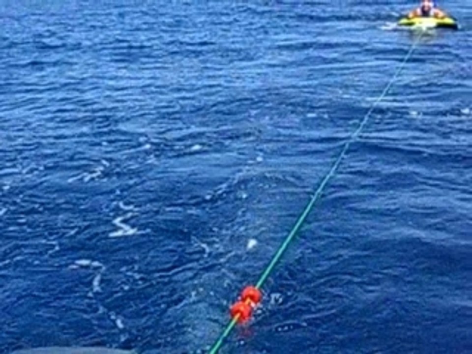 Tracté par un bateau sur une bouée