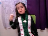 طفلة سورية تغني موطني من قلب محروق 1 3 2012 .flv