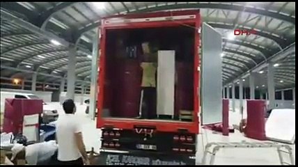 Savcının eşyaları arasında kaçak sigara taşıdılar