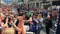 Un policier fait un demande en mariage pendant la Gay Pride de Londres