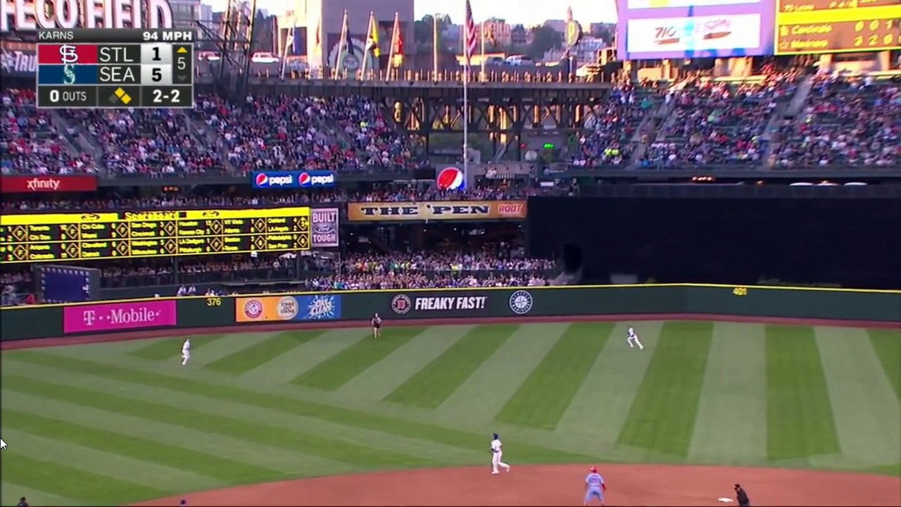 Ce fan court pieds nus sur le terrain de baseball en plein