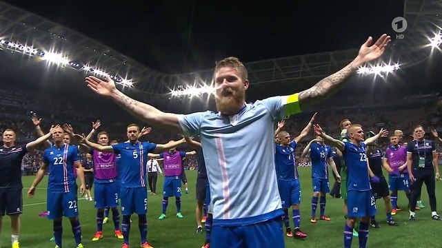 Célébration avec le Ahou des joueurs Islandais avec leurs supporters pour les 1/4 de finale de l'Euro