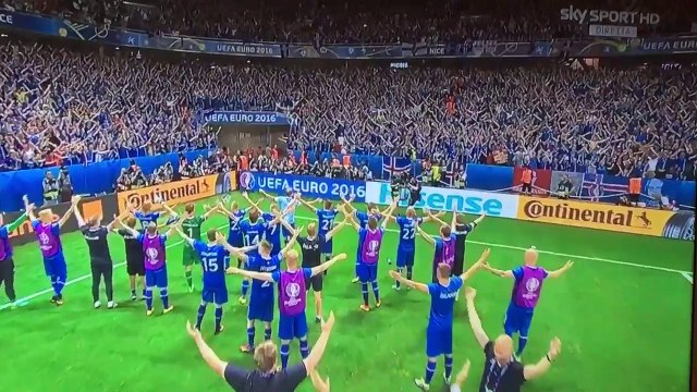 Le Ahou des joueurs avec les supporteurs Islandais apres la victoire face à l'Angleterre
