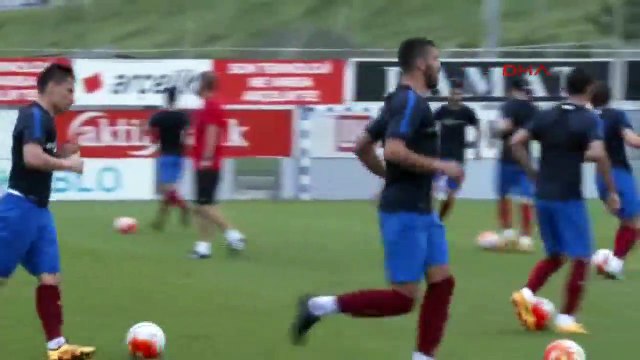 Teknik Direktör Ersun Yanal Trabzon'a geldi ve yeni sezon öncesi takımla ilk antrenmana çıktı.