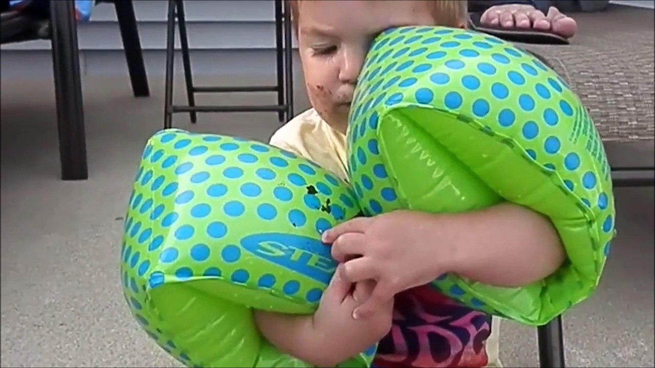 Pas facile de manger son Oreo avec des brassards gonflable....