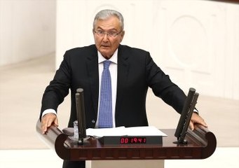 Baykal 6 Yıl Sonra Kürsüye Çıktı, Gören Telefona Sarıldı