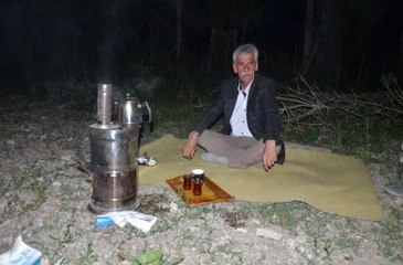 Yaşlı Adam Enkaza Dönen Evinin Önünde Nöbet Tutuyor