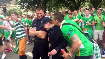 Des fans irlandais font la cour à une policière française…Hilarant !