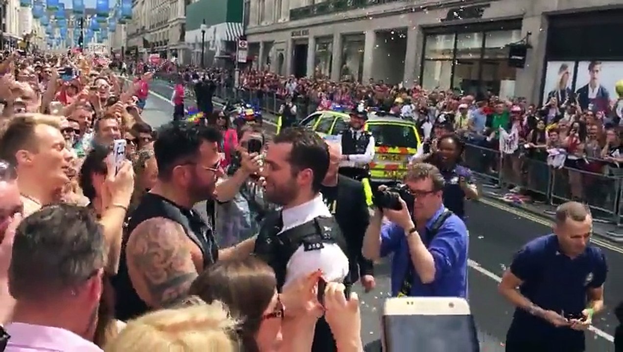 Un policier demande son copain en mariage à la Gay Pride de Londres