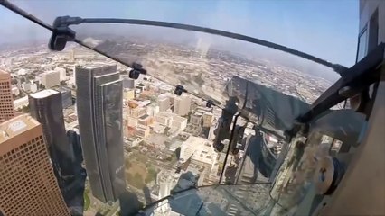 Le toboggan en verre à 300m du vide !