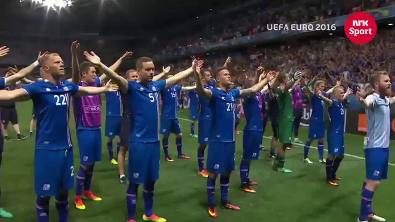 L'équipe d'Islande célèbre la victoire avec ses supporters