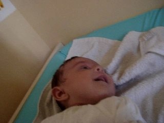 ELY QUI SOURIT ET GAZOUILLE