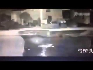 Mulher chinesa distraida com o celular cai no rio e  se afoga