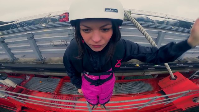 BASE Jump d'un des plus hauts ponts du monde en Chine contre l'avis de la police