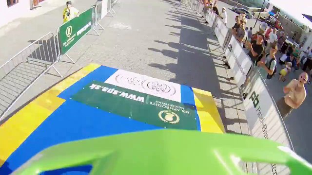 Adrénaline - VTT : la descente spectaculaire de Johannes Fischbach dans les rues de Bratislava