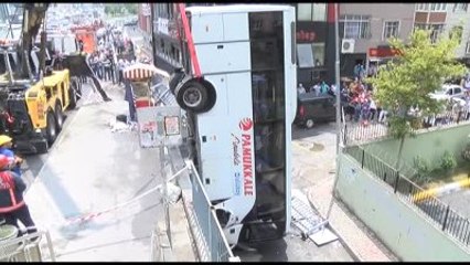Küçükçekmece'de Devrilen Servis Otobüsü Kaldırıldı