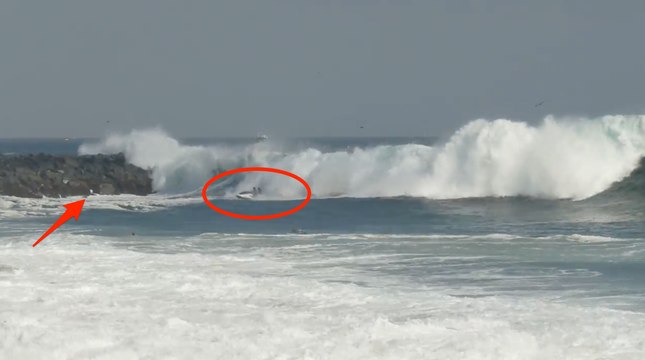 Un couple en jetski se fait renverser par une vague sur les rochers !