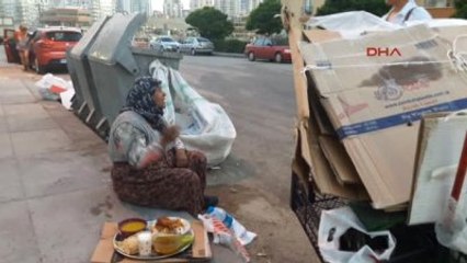Atık Karton Topladığı Çöplerin Arasında Oruç Açıyor