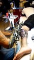 Tatuatore si fa montare una macchinetta per tatuaggi come protesi