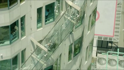 Un toboggan de verre au 69e étage d'un building