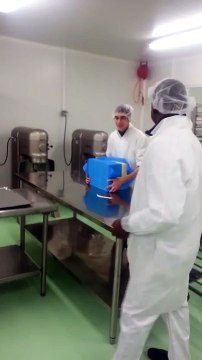 Un abruti d'apprenti souleve 25 kg beurre