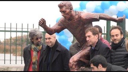 Inauguran estatua de Messi y le piden que se quede en la selección-