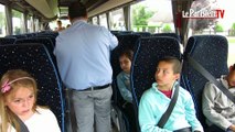 Simulation d'une évacuation de bus par des élèves de primaire de Chauffry