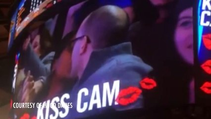 Elle embrasse un inconnu devant la Kiss Cam
