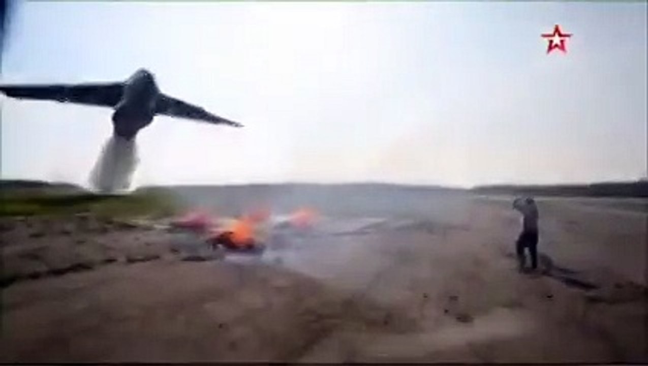 Ил-76. Сброс 42 тонн воды на оператора! Жесть