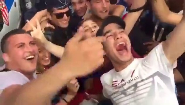 Des supporters français rendent hommage aux policiers à Lyon !