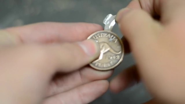 Arme redoutable : pièce de monnaie qui cache une lame tranchante