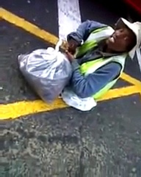 Ce mendiant amputé des 2 jambes les retrouve comme par miracle! ahah