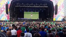 Le joueur de Foot Will Grigg accueilli en héros à son retour en Irlande du Nord avec sa fameuse chanson